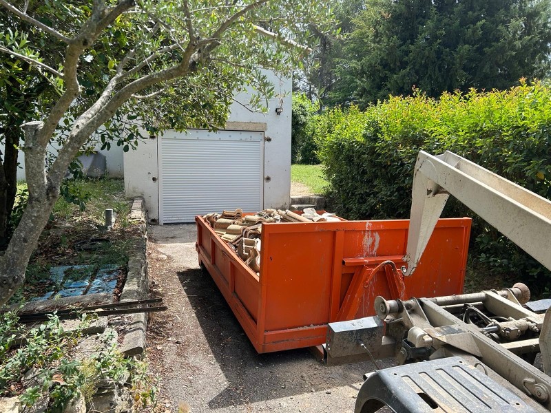 Location d'une benne 4m3 pour évacuer les gravats de briques d'un chantier chez un particulier à Aix en Provence